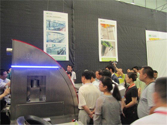 大明機器人炒菜機現(xiàn)場演示受眾人關(guān)注并咨詢